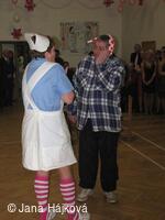 Obecní ples - ordinace uprostřed vesnice